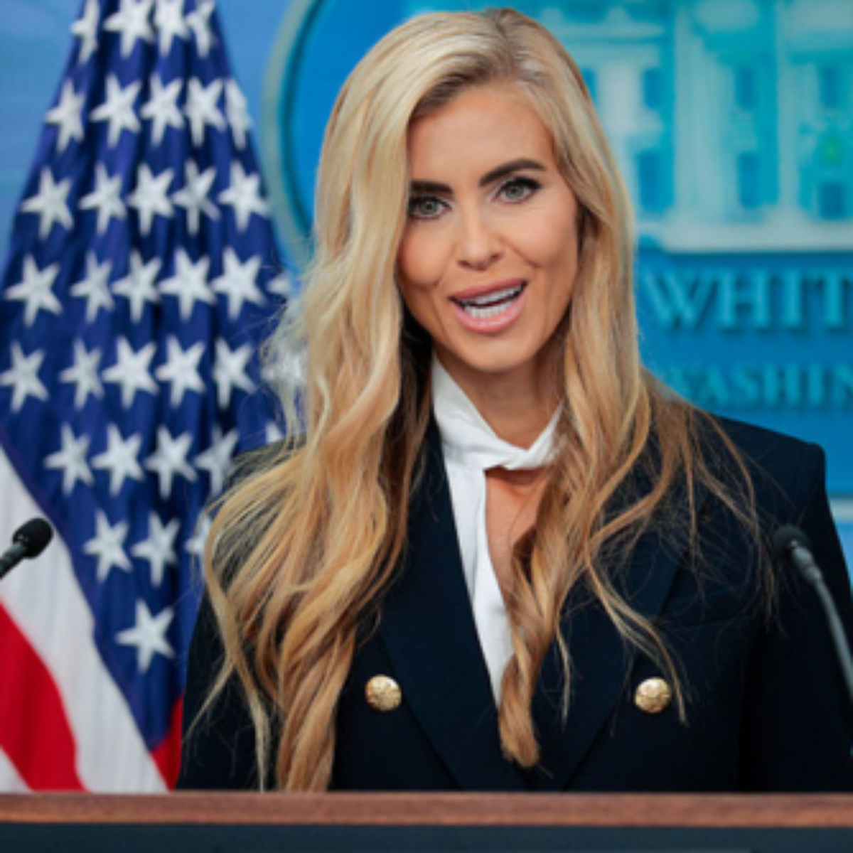 Nova porta-voz da Casa Branca comete gafe em coletiva e chama Trump de 'marido'