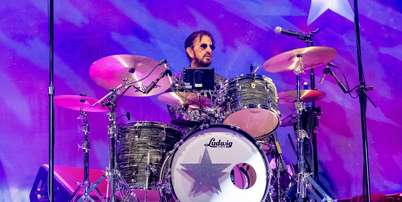 Ringo Starr, lend&aacute;rio baterista dos Beatles, em show no Forest Hills Stadium, em Nova York Foto: Astrida Valigorsky/Getty Images / Rolling Stone Brasil