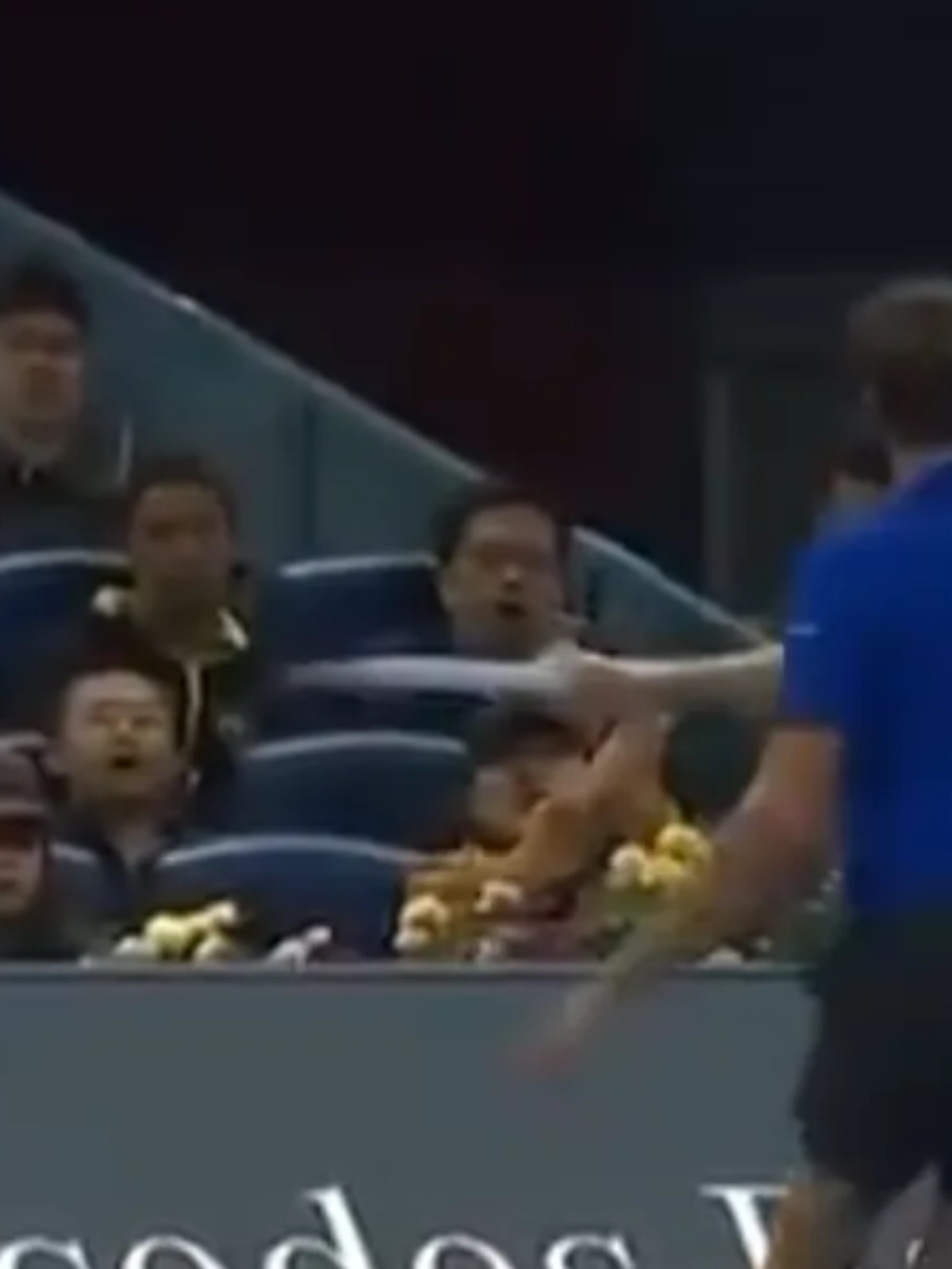 Medvedev é desclassificado de semifinal na China após acertar bola na torcida